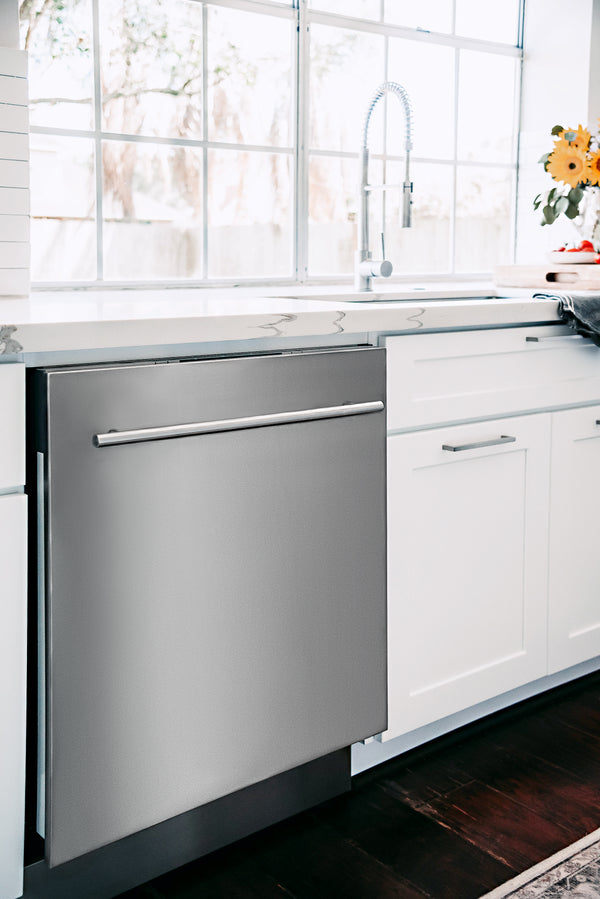 ZLINE 24 in. Stainless Steel Top Control Built-In Dishwasher with Stainless Steel Tub and Modern Style Handle (DW-304-24)